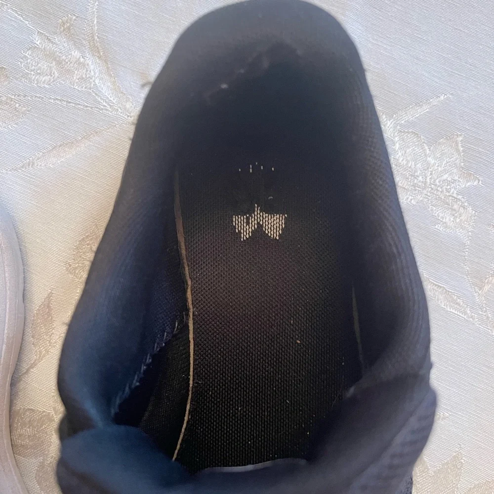 Girls Black Under Armour Size 5 Athletic Sneakers